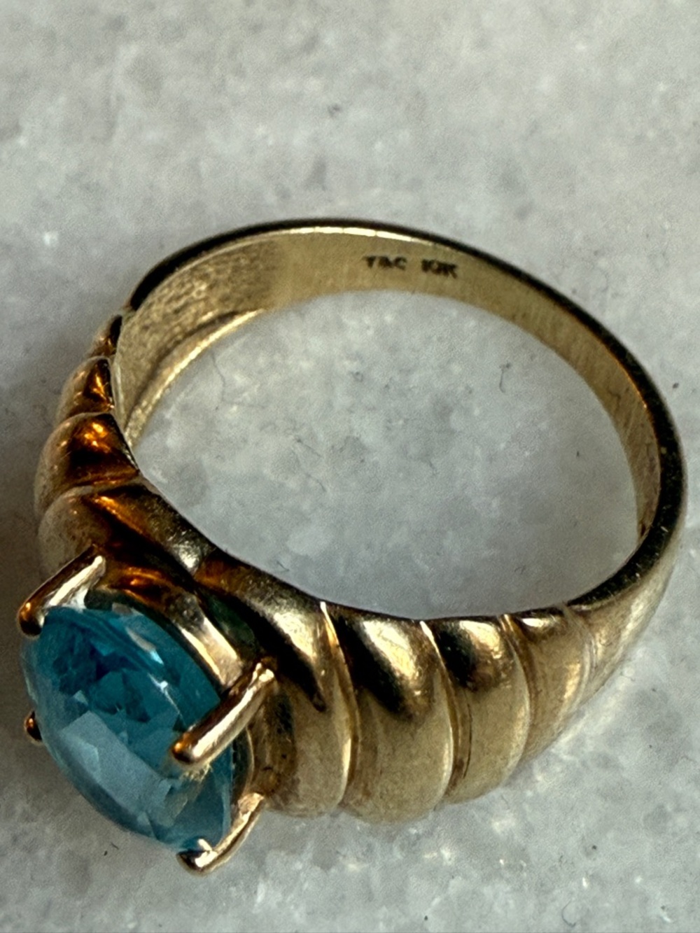 10k Gold Vintage Chunky Bright Oval Blue Topaz Shrimp Ring - Picture 3 of 4